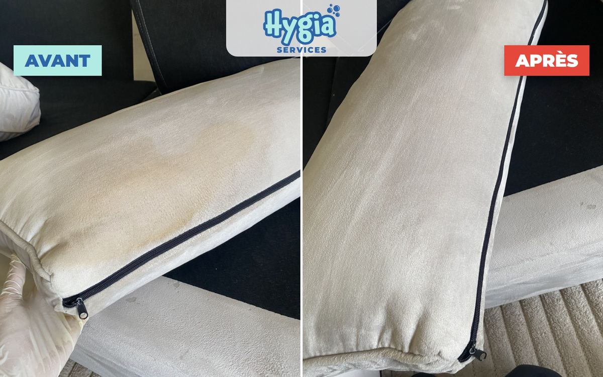Avant / après : coussin de canapé crème avec une tache jaunie, puis uniforme après nettoyage